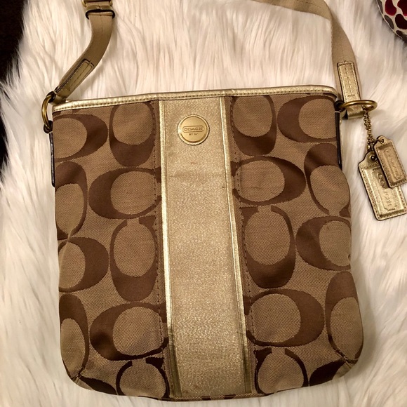 Coach Handbags - Coach cross body 💛